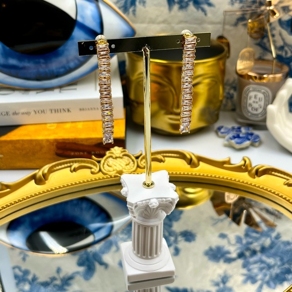 🆕 CRYSTAL HAZE 🧿 BNWOT Baguette Drop Earrings - Picture 3 of 15